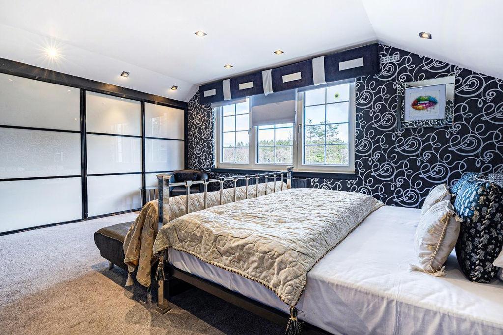 Finn Village - Loch Lomond Villa B&B - Black Room With Jacuzzi-Style Bath Glasgow Exterior photo