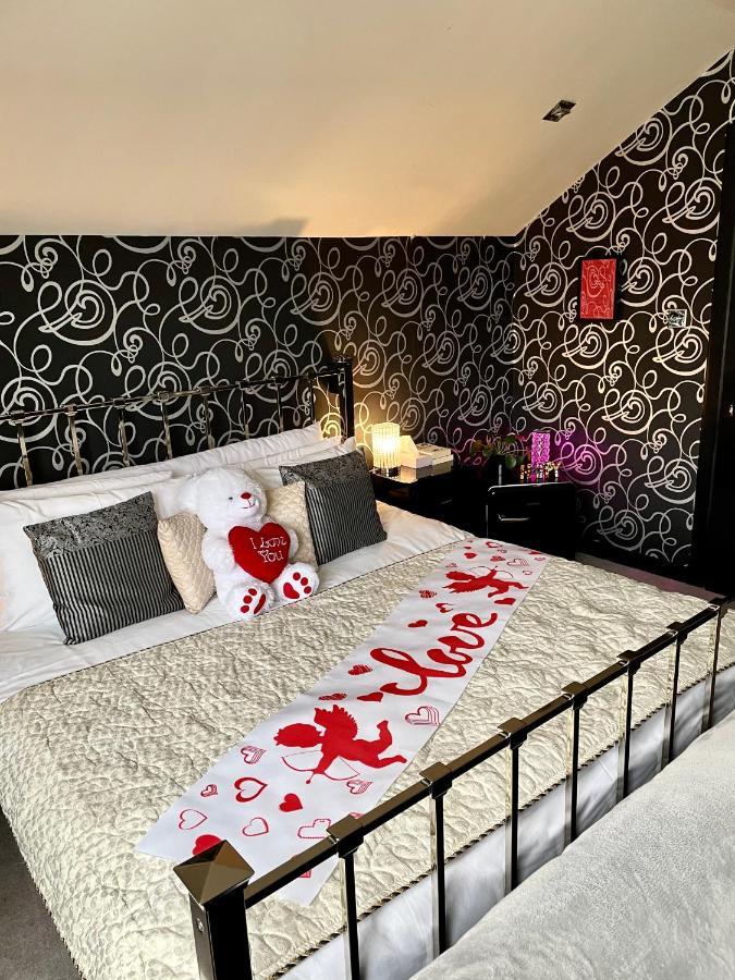 Finn Village - Loch Lomond Villa B&B - Black Room With Jacuzzi-Style Bath Glasgow Exterior photo