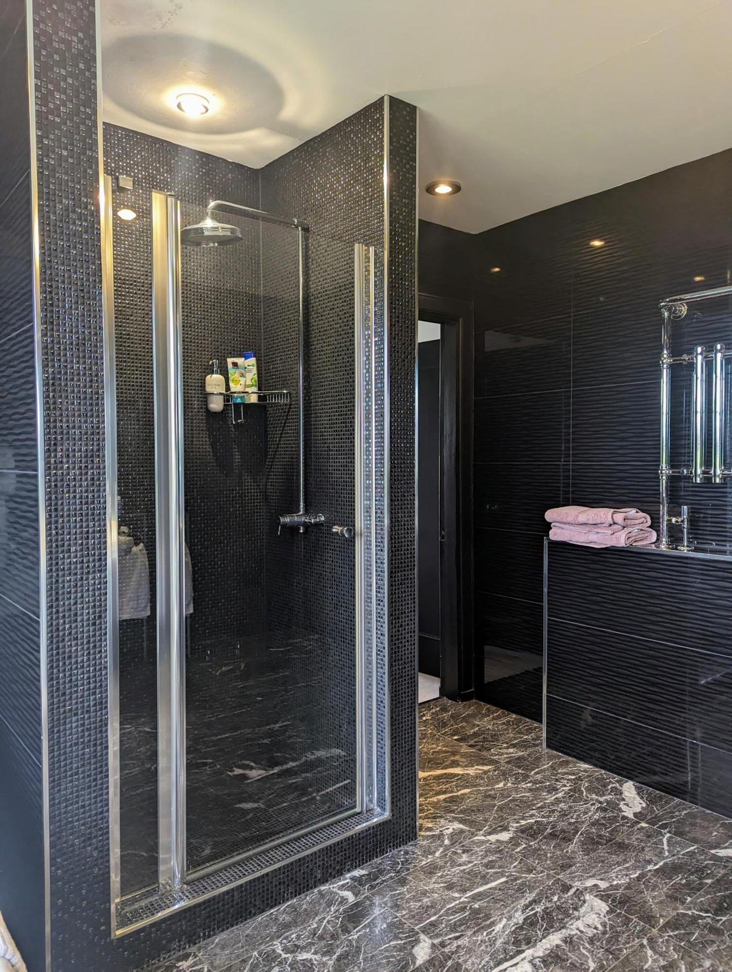 Finn Village - Loch Lomond Villa B&B - Black Room With Jacuzzi-Style Bath Glasgow Exterior photo