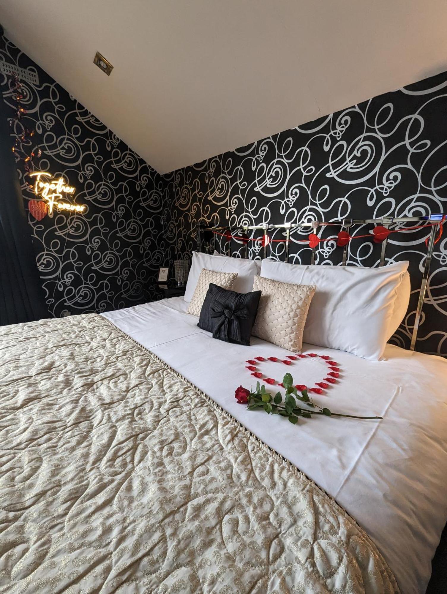 Finn Village - Loch Lomond Villa B&B - Black Room With Jacuzzi-Style Bath Glasgow Exterior photo